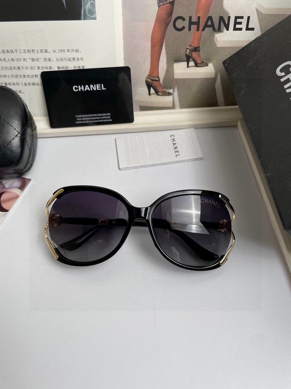 . New   CHANEL Chanel Classic Women's Polarized Sunglasses   Imported Polaroid HD Polarized lenses. The official website synchronization sale, fashion atmosphere, travel essential models, buy is to earn