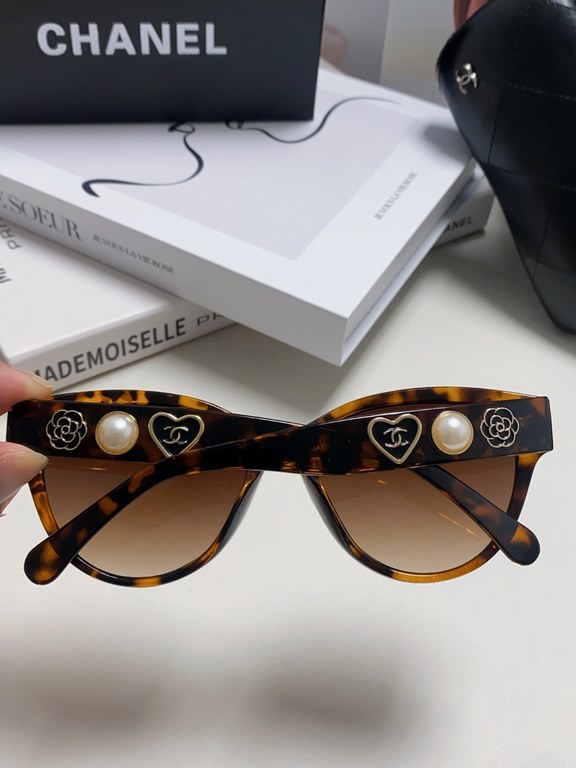 Chanel Chanel new models cat eye retro sunglasses female summer sunscreen pearl camellia love large frame sunglasses UV glare advanced sense of Ms. burst models