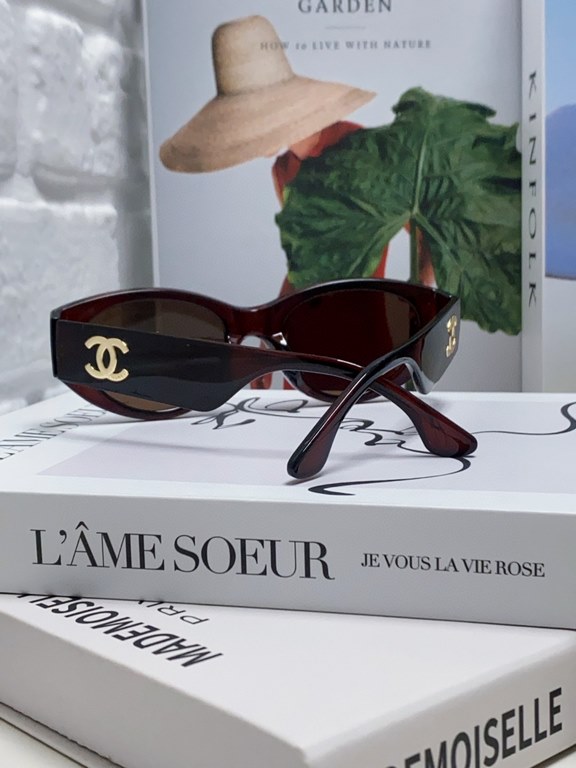 Chanel Chanel 2024 new small perfume wind retro senior sense oval frame sunglasses female ins net red street shooting personalized Europe and the United States cat eye sunglasses Ms. sunglasses