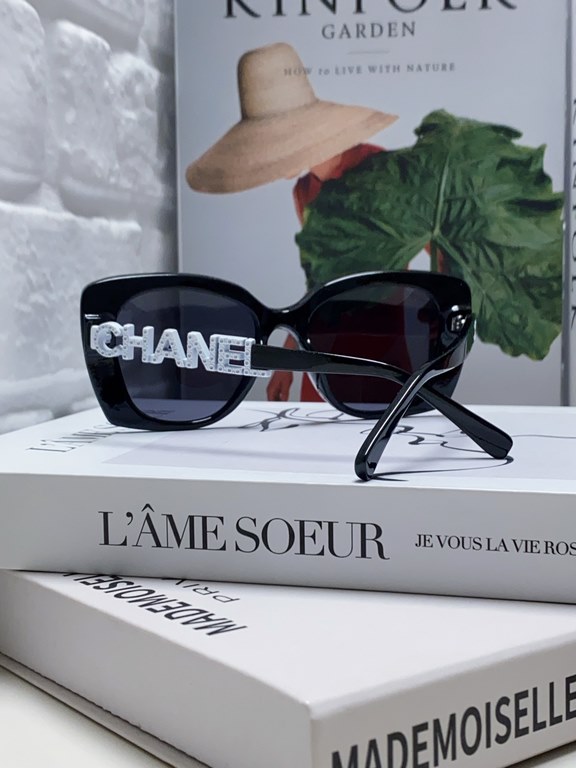 CHANEL Chanel skeletonized 5422 recommended this wear up with type, super temperament of a sunglasses lens leg logo letters diamond design super eye-catching effect left and right lens leg design is different and distinc