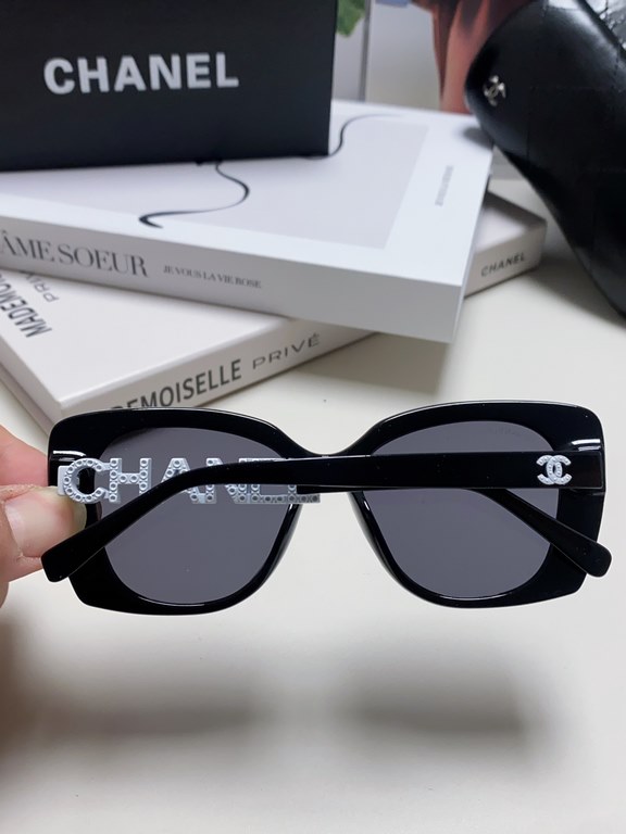 CHANEL Chanel skeletonized 5422 recommended this wear up with type, super temperament of a sunglasses lens leg logo letters diamond design super eye-catching effect left and right lens leg design is different and distinc