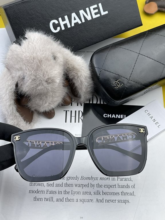 New CHANEL Chanel sunglasses with a unique charm and avant-garde style interpretation of the latest spring and summer eyewear, texture superb wear comfortable Model CH0625