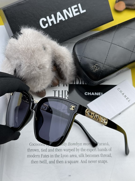 New CHANEL Chanel sunglasses with a unique charm and avant-garde style interpretation of the latest spring and summer eyewear, texture superb wear comfortable Model CH0625