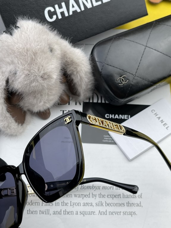 New CHANEL Chanel sunglasses with a unique charm and avant-garde style interpretation of the latest spring and summer eyewear, texture superb wear comfortable Model CH0625