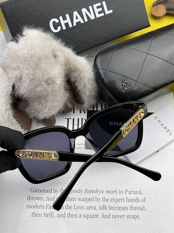 New CHANEL Chanel sunglasses with a unique charm and avant-garde style interpretation of the latest spring and summer eyewear, texture superb wear comfortable Model CH0625