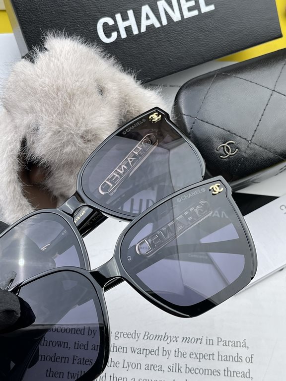 New CHANEL Chanel sunglasses with a unique charm and avant-garde style interpretation of the latest spring and summer eyewear, texture superb wear comfortable Model CH0625