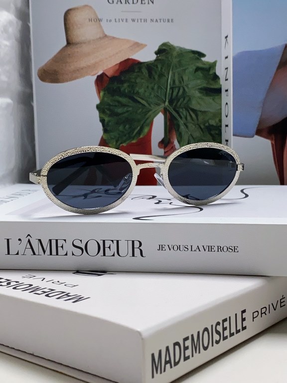 Chanel Chanel 2024 new sunglasses female oval French retro personality round face thin Europe and the United States narrow edge flash frame metal senior small red book Ms. sunglasses