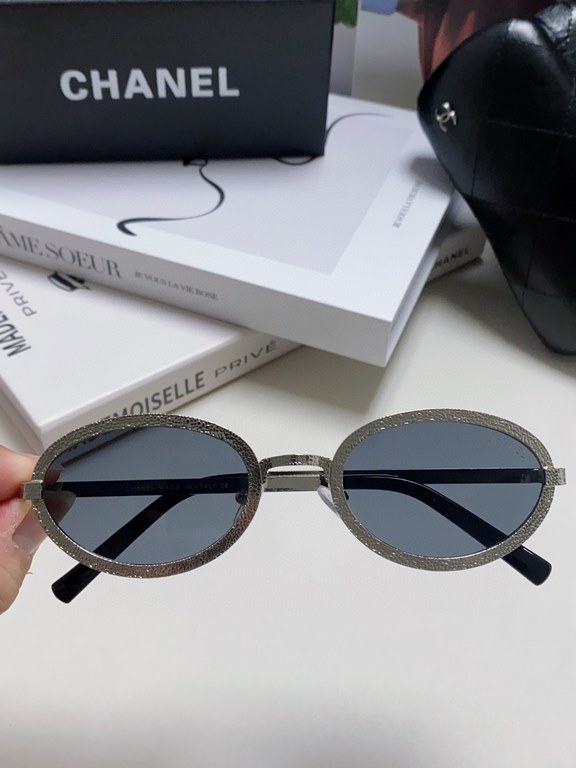 Chanel Chanel 2024 new sunglasses female oval French retro personality round face thin Europe and the United States narrow edge flash frame metal senior small red book Ms. sunglasses