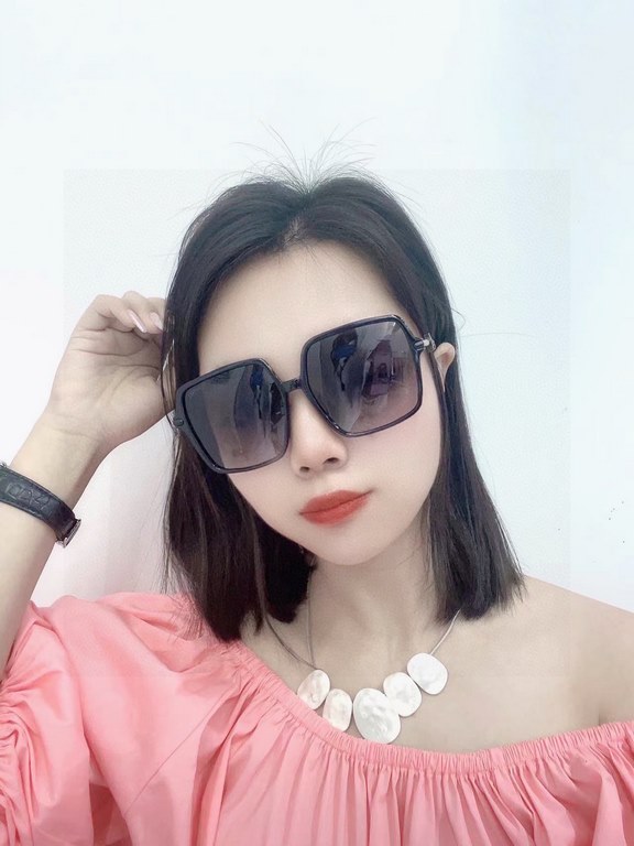 . New   CHANEL Chanel original single quality women's polarized sunglasses   imported Polaroid HD polarized lenses. The official website synchronization sale, fashion atmosphere, travel essential models, buy is to earn