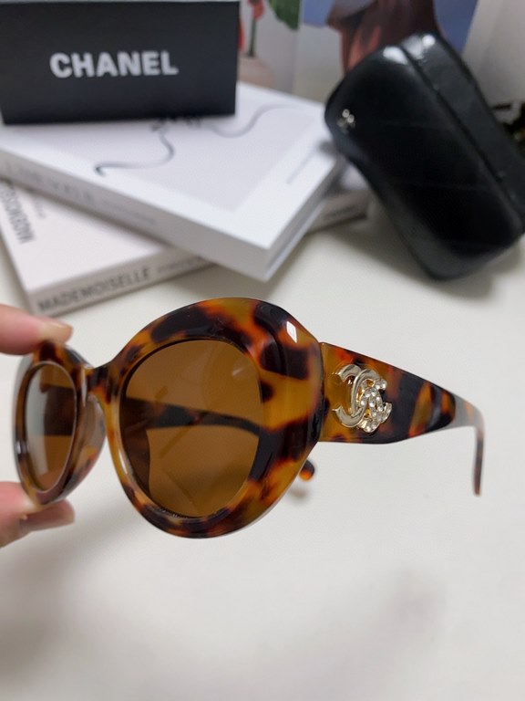 Chanel Chanel 2024 new Xiaohongshu burst fire butterfly sunglasses female double C intersection logo emblem sunglasses sunscreen Ms. sunglasses