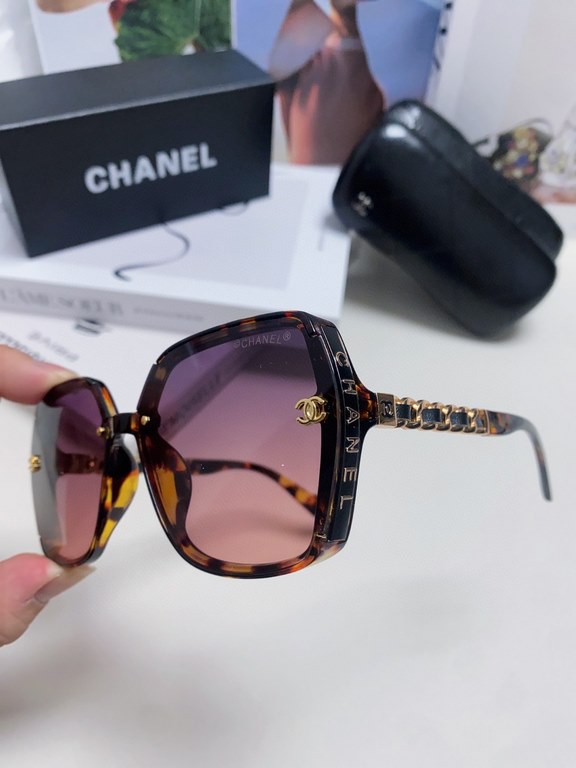 Chanel Chanel Europe and the United States outside the new sunglasses C family net red men and women models big brand sunglasses travel driving glasses trendy version with leather chain