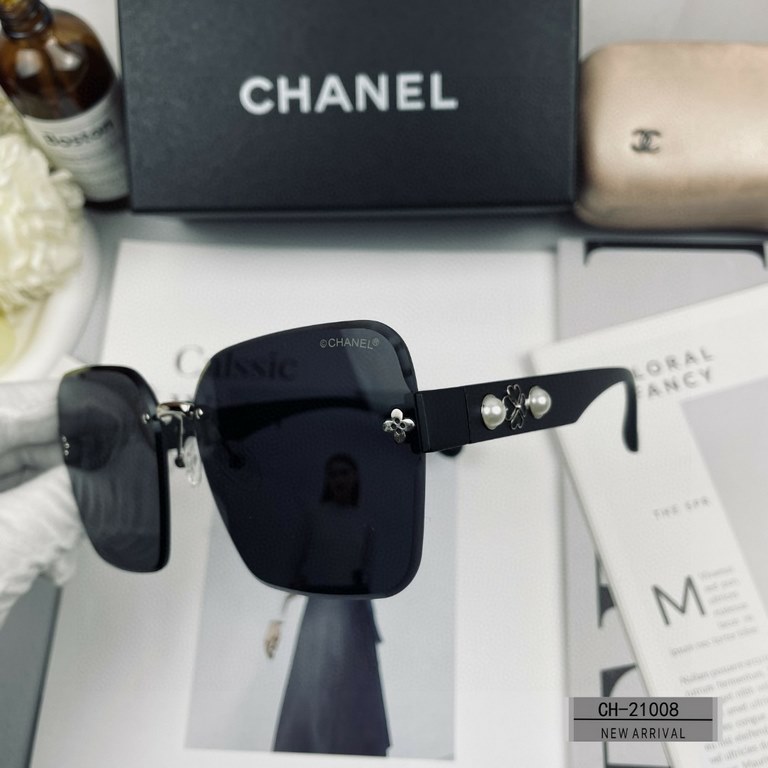 . [CHANEL France]. . [Polaroid Resin HD Lenses] . [TR Frames-Lightweight and comfortable to wear]  . . [size 63-17-140] . [   new small fragrance sunglasses to reduce the burden of glare, blocking harmful rays of radiati