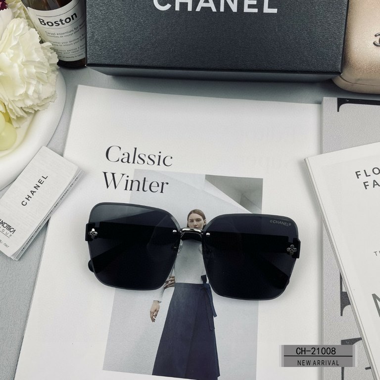 . [CHANEL France]. . [Polaroid Resin HD Lenses] . [TR Frames-Lightweight and comfortable to wear]  . . [size 63-17-140] . [   new small fragrance sunglasses to reduce the burden of glare, blocking harmful rays of radiati