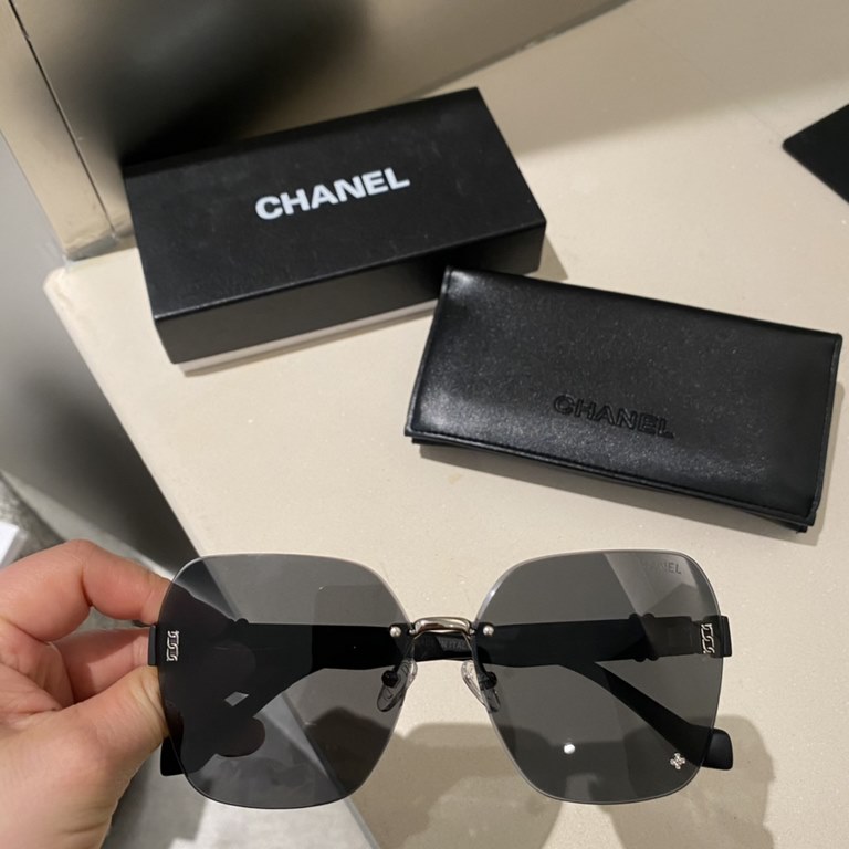 Latest Chanel Women's Polarized Sunglasses   Classic Floral Element    Retro Style   Live Model     7001