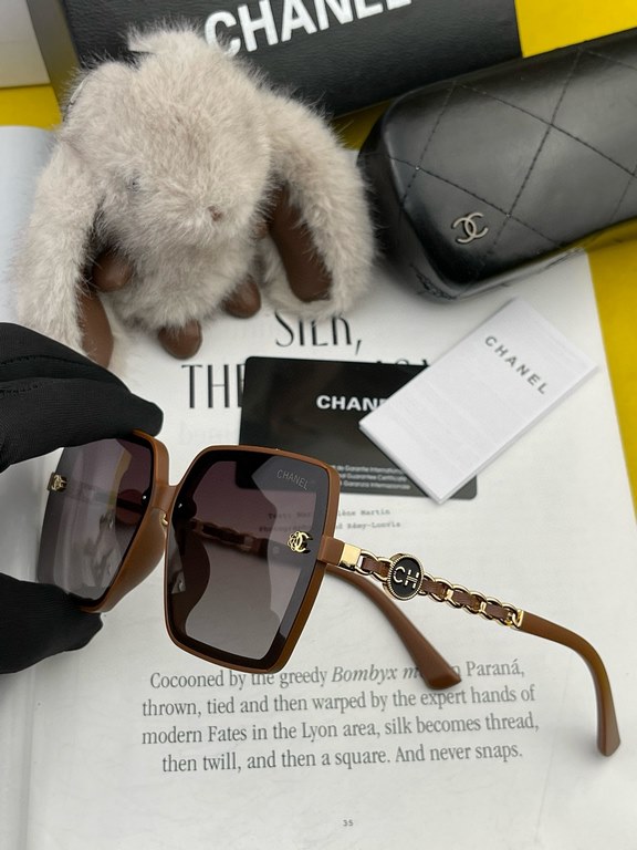 Chanel 2024 spring new sunglasses all kinds of netroots have brought up the gas field full of points   playful and sweet. The effect on the face is better. Metal texture super good Model CH0201