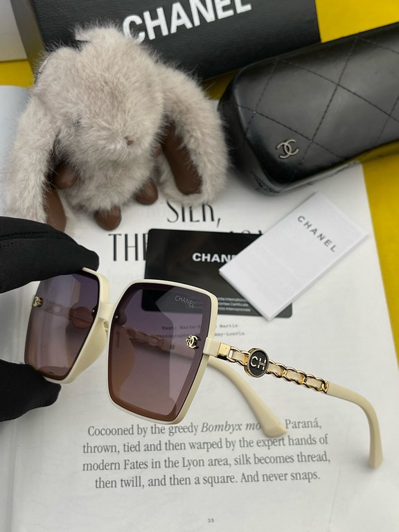 Chanel 2024 spring new sunglasses all kinds of netroots have brought up the gas field full of points   playful and sweet. The effect on the face is better. Metal texture super good Model CH0201