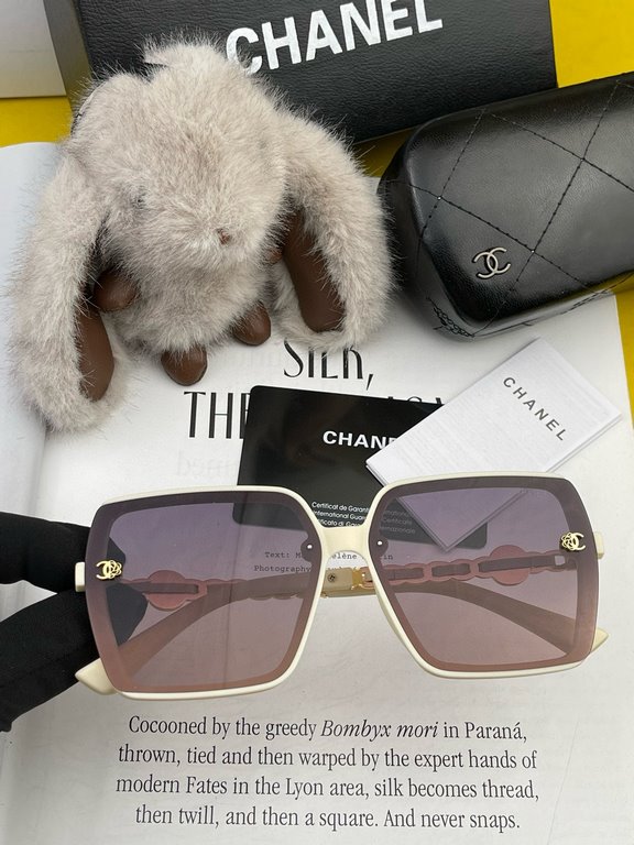 Chanel 2024 spring new sunglasses all kinds of netroots have brought up the gas field full of points   playful and sweet. The effect on the face is better. Metal texture super good Model CH0201