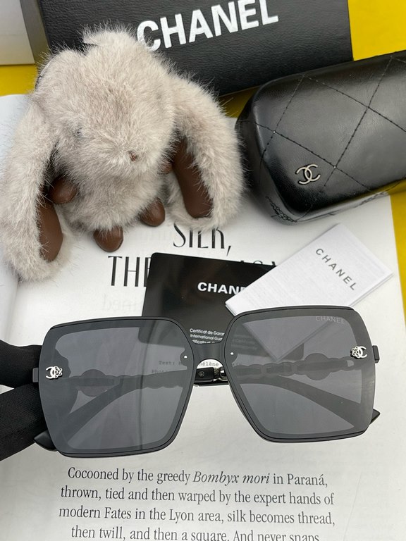 Chanel 2024 spring new sunglasses all kinds of netroots have brought up the gas field full of points   playful and sweet. The effect on the face is better. Metal texture super good Model CH0201