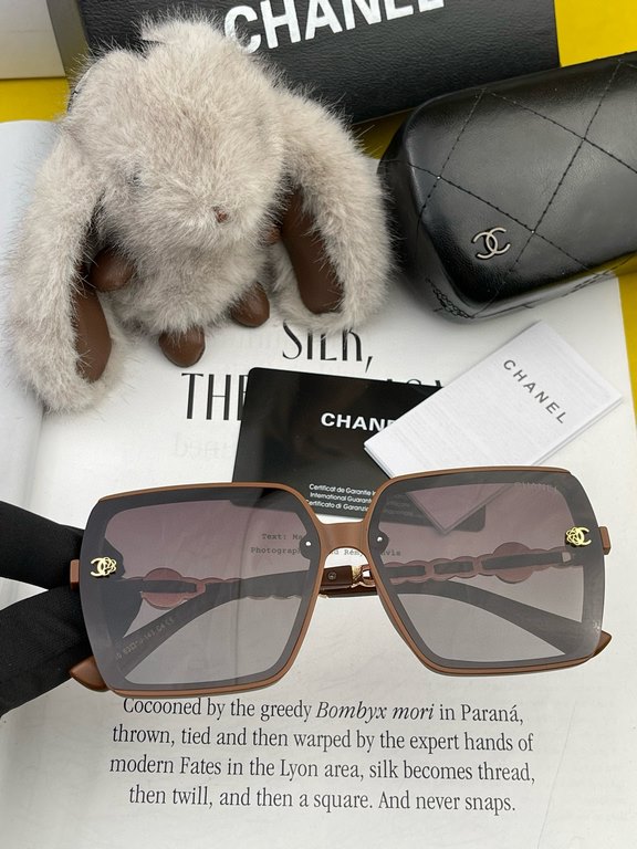 Chanel 2024 spring new sunglasses all kinds of netroots have brought up the gas field full of points   playful and sweet. The effect on the face is better. Metal texture super good Model CH0201