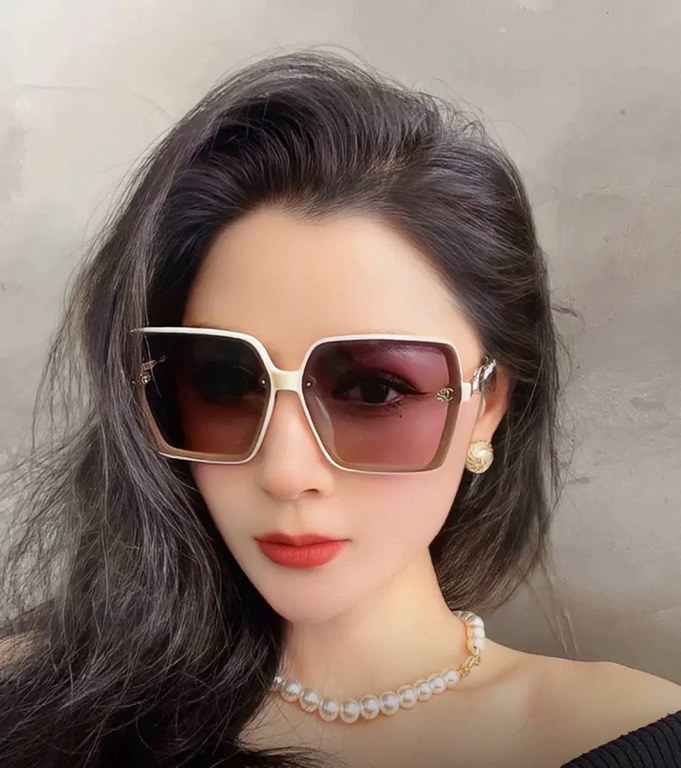 Chanel 2024 spring new sunglasses all kinds of netroots have brought up the gas field full of points   playful and sweet. The effect on the face is better. Metal texture super good Model CH0201