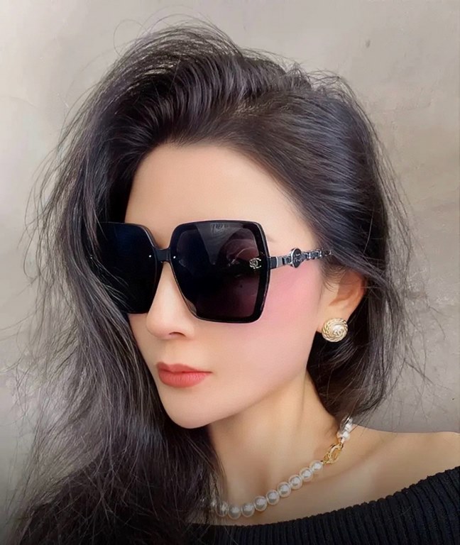 Chanel 2024 spring new sunglasses all kinds of netroots have brought up the gas field full of points   playful and sweet. The effect on the face is better. Metal texture super good Model CH0201