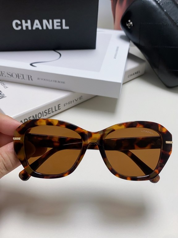 Chanel Chanel 2024 Xiao Xiang sunglasses chain legs butterfly large face thin simple personality sunglasses square small red book premium