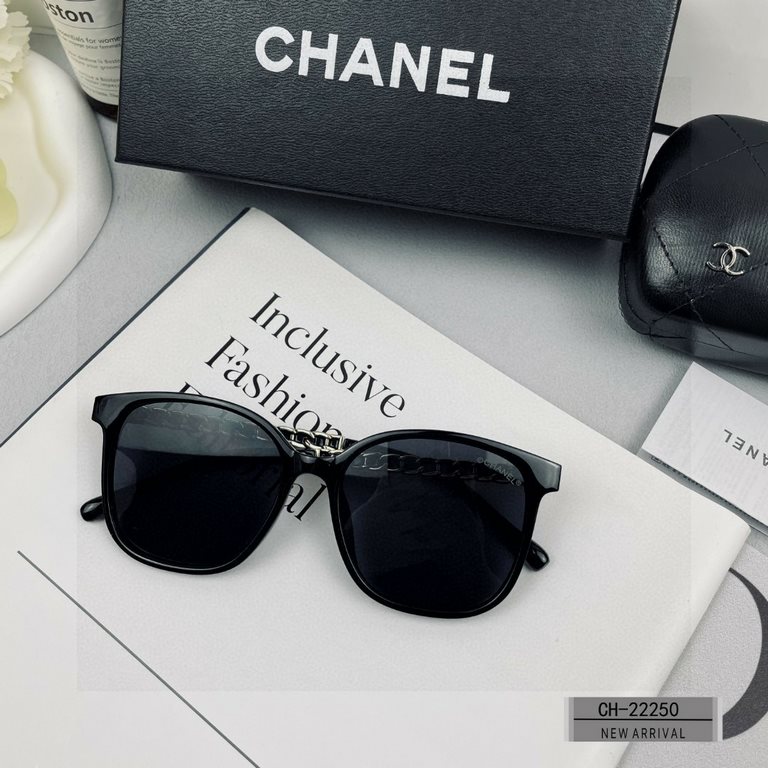 . [CHANEL France]. . [Polaroid Resin HD Lenses] . PC frames - lightweight and comfortable to wear. . [size 63-17-140] . [   new small fragrance sunglasses to reduce the burden of glare, blocking harmful rays of radiation