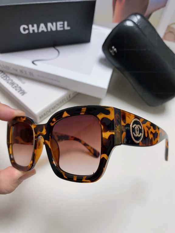 Chanel Chanel 2024 summer new sunglasses fashion small red book with the same paragraph personality trend glasses