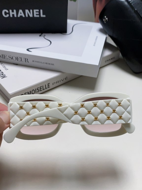 CHANEL new Xiao Xiang sunglassesClassic black and white color scheme, mirror legs covered with small fragrance logoThe key is to show a small face magic weapon