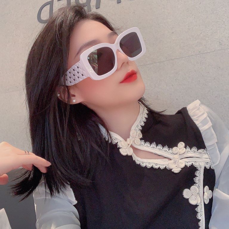 CHANEL new Xiao Xiang sunglassesClassic black and white color scheme, mirror legs covered with small fragrance logoThe key is to show a small face magic weapon