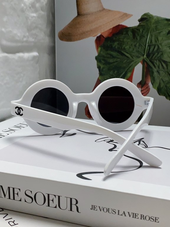 Chanel Chanel English letters sunglasses female tide European and American fashion street shoot black and white striped round frame sunglasses glasses