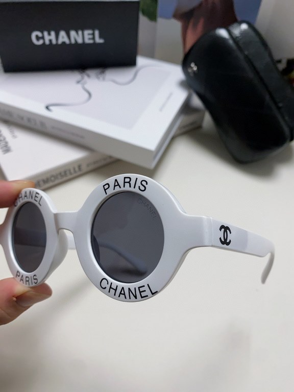 Chanel Chanel English letters sunglasses female tide European and American fashion street shoot black and white striped round frame sunglasses glasses