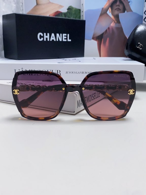 Chanel Chanel Europe and the United States outside the new sunglasses C family net red men and women models big brand sunglasses travel driving glasses trendy version with leather chain