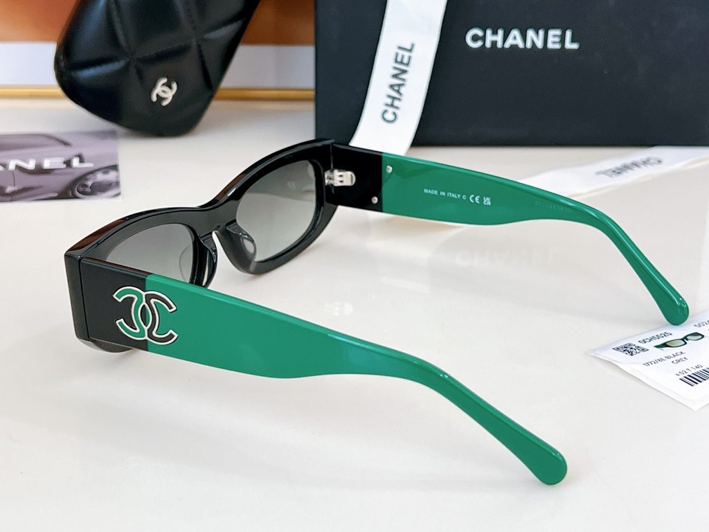 CHANEL High Edition 5525 Black Green