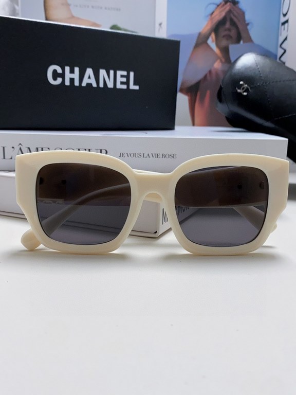 Chanel Chanel 2024 summer new sunglasses fashion small red book with the same paragraph personality trend glasses