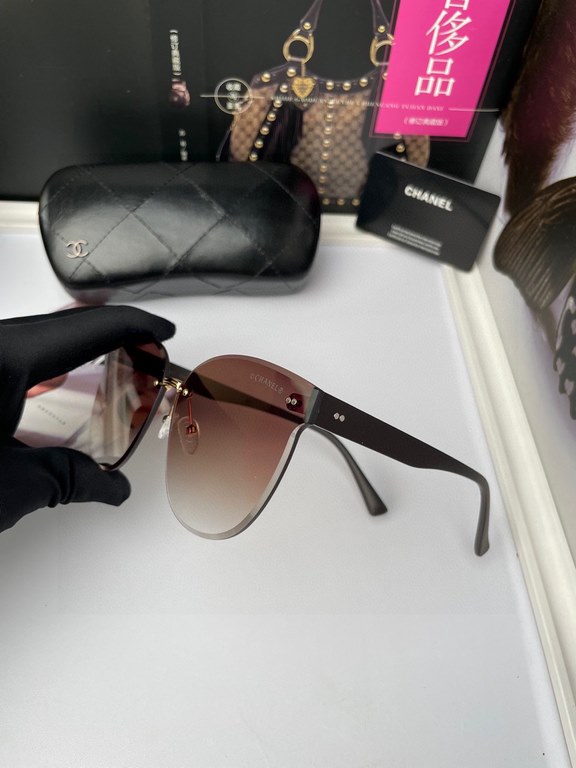 . New CHANEL Chanel high quality women's polarized sunglasses   TR90 Material   Imported Polaroid HD polarized lenses. The official website synchronization sale, fashionable atmosphere, travel essential models, buy is to