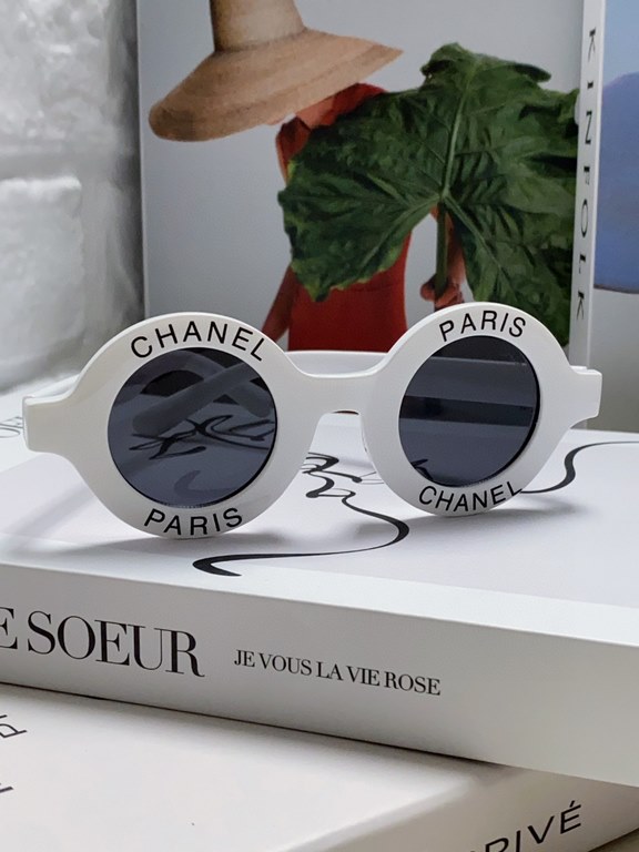 Chanel Chanel English letters sunglasses female tide European and American fashion street shoot black and white striped round frame sunglasses glasses