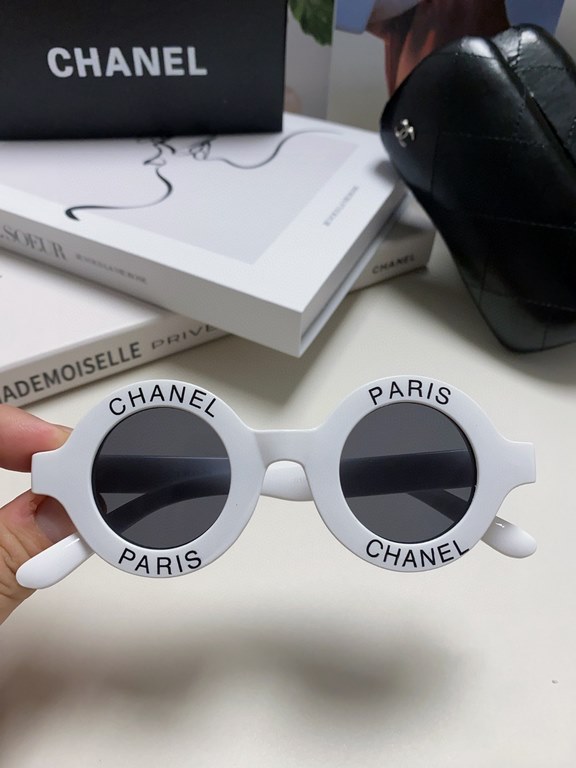 Chanel Chanel English letters sunglasses female tide European and American fashion street shoot black and white striped round frame sunglasses glasses