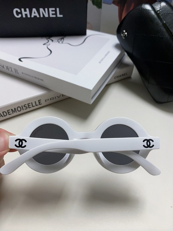 Chanel Chanel English letters sunglasses female tide European and American fashion street shoot black and white striped round frame sunglasses glasses