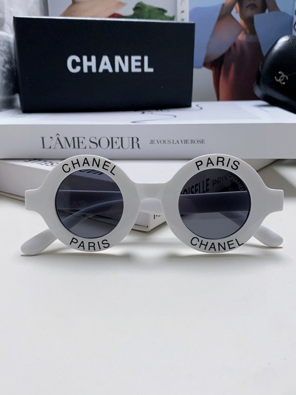 Chanel Chanel English letters sunglasses female tide European and American fashion street shoot black and white striped round frame sunglasses glasses