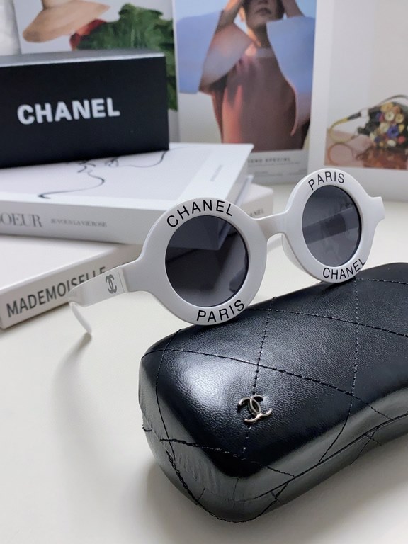 Chanel Chanel English letters sunglasses female tide European and American fashion street shoot black and white striped round frame sunglasses glasses