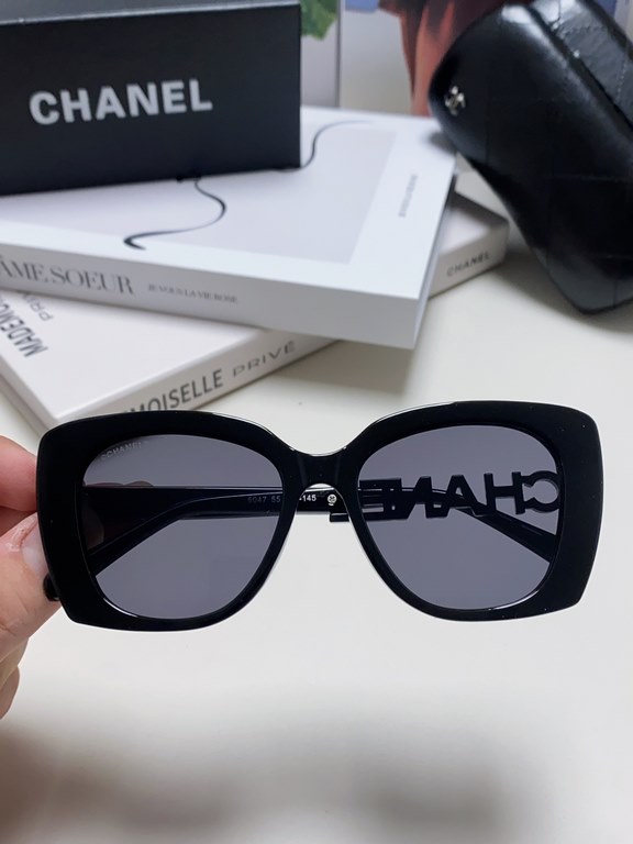 CHANEL Chanel skeletonized 5422 recommended this wear up with type, super temperament of a sunglasses lens leg logo letters diamond design super eye-catching effect left and right lens leg design is different and distinc