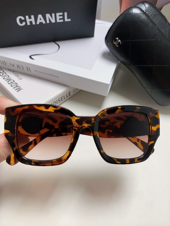 Chanel Chanel 2024 summer new sunglasses fashion small red book with the same paragraph personality trend glasses