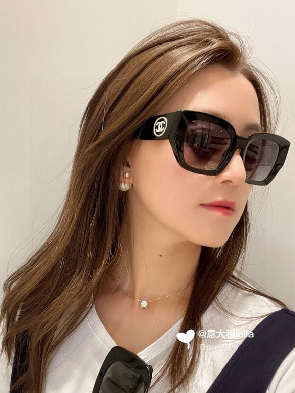 Chanel Chanel 2024 summer new sunglasses fashion small red book with the same paragraph personality trend glasses