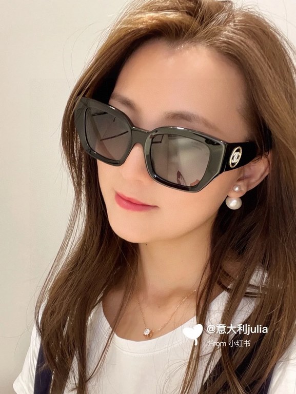 Chanel Chanel 2024 summer new sunglasses fashion small red book with the same paragraph personality trend glasses