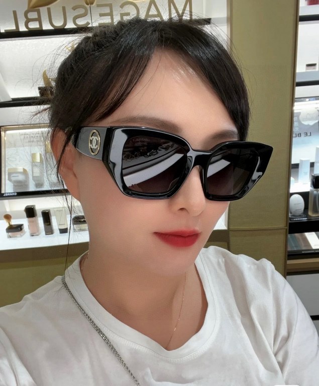 Chanel Chanel 2024 summer new sunglasses fashion small red book with the same paragraph personality trend glasses