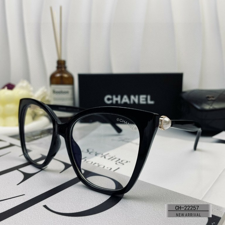 . [CHANEL France]. . [Polaroid Resin HD Lenses] . PC frames - lightweight and comfortable to wear. . [size 63-17-140] . [   new small fragrance sunglasses to reduce the burden of glare, blocking harmful rays of radiation