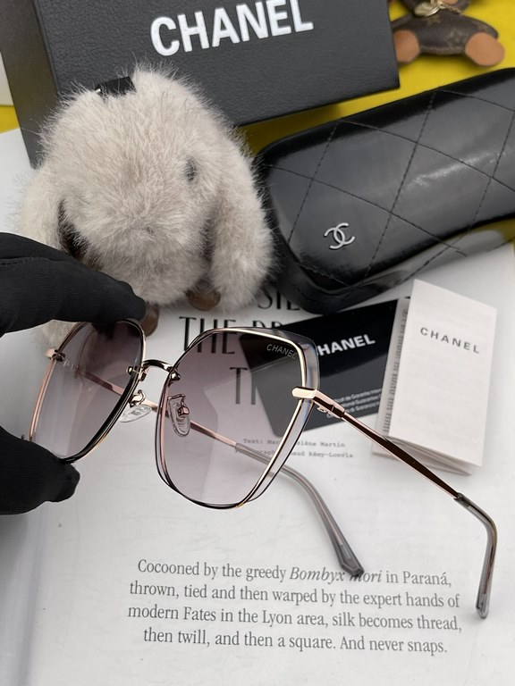 CHANEL] Chanel new nylon polarized too glasses, rimless diamond cut edge more texture, the atmosphere of the woman model, big face small face are good-looking ! Model CH2201