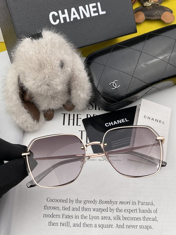 CHANEL] Chanel new nylon polarized too glasses, rimless diamond cut edge more texture, the atmosphere of the woman model, big face small face are good-looking ! Model CH2201