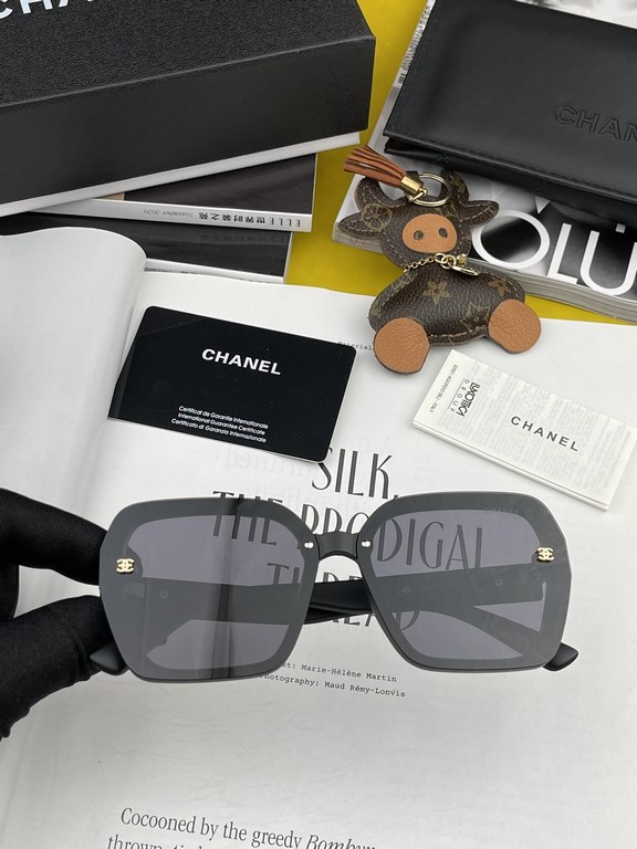 [CHANEL] CHANEL 2024 new trend explosion models fashion box sunglasses wear comfortable Net red tide models sunglasses Ms. high-definition thickened polarized sunglasses     high-quality TR frame    model CH1598